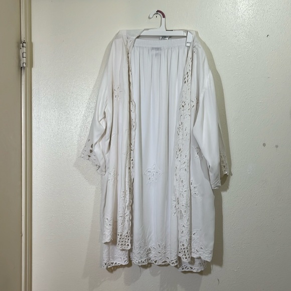 Midnight Velvet Dresses & Skirts - Midnight Velvet 2 pc. White smmaxi skirt and matching jacket. Size 1X